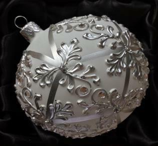 Koule bílá matná, stříbrný ornament, 6 cm