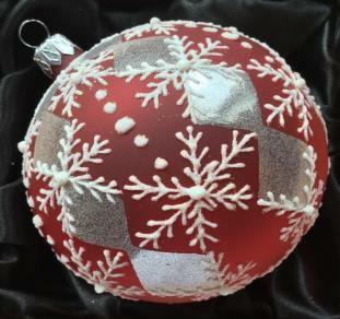 Koule stříbrno-červené ornamenty s bílou vločkou, 6 cm