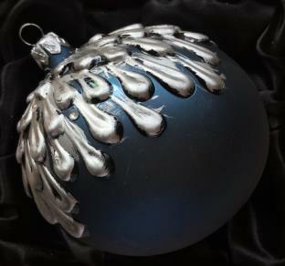 Koule tmavě modrá. stříbrné rozteklé kapky, matná, 6 cm